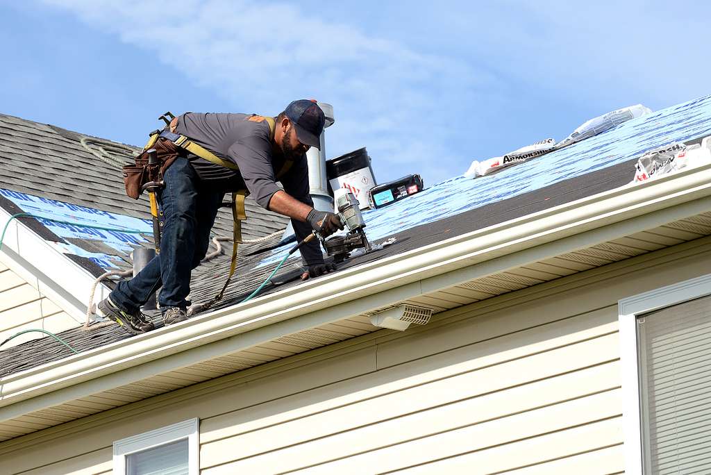 Choosing the Right Roofing Contractor: A Comprehensive Guide 