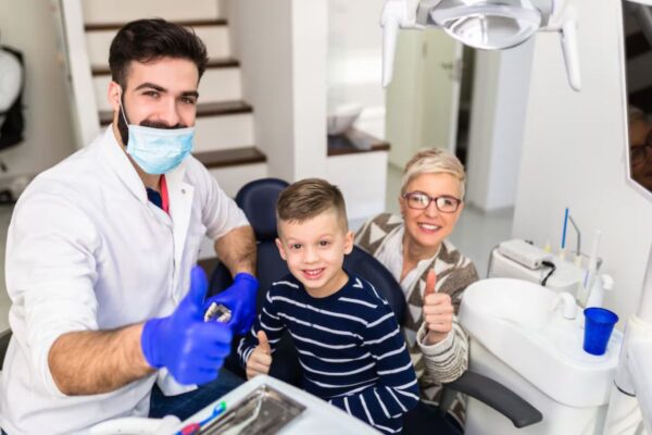 How Family Dentists Guide Parents Through Early Childhood Oral Care